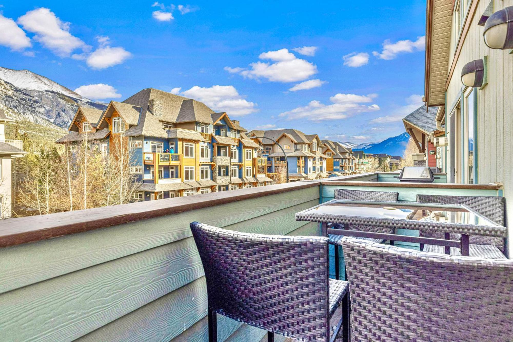 Canmore Mountain View Loft Apartment Heated Outdoor Pool Buitenkant foto