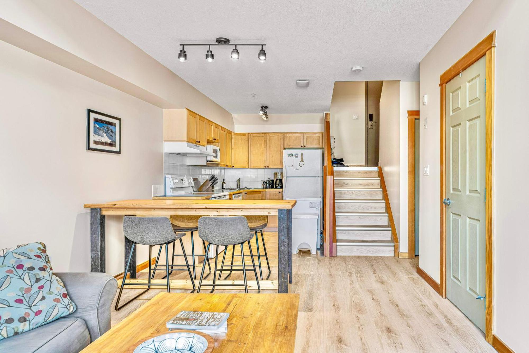 Canmore Mountain View Loft Apartment Heated Outdoor Pool Buitenkant foto