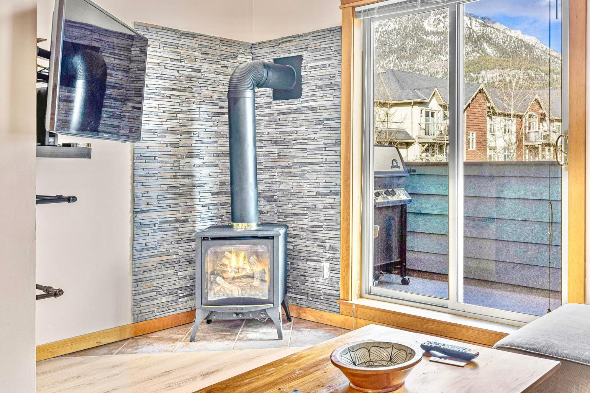 Canmore Mountain View Loft Apartment Heated Outdoor Pool Buitenkant foto