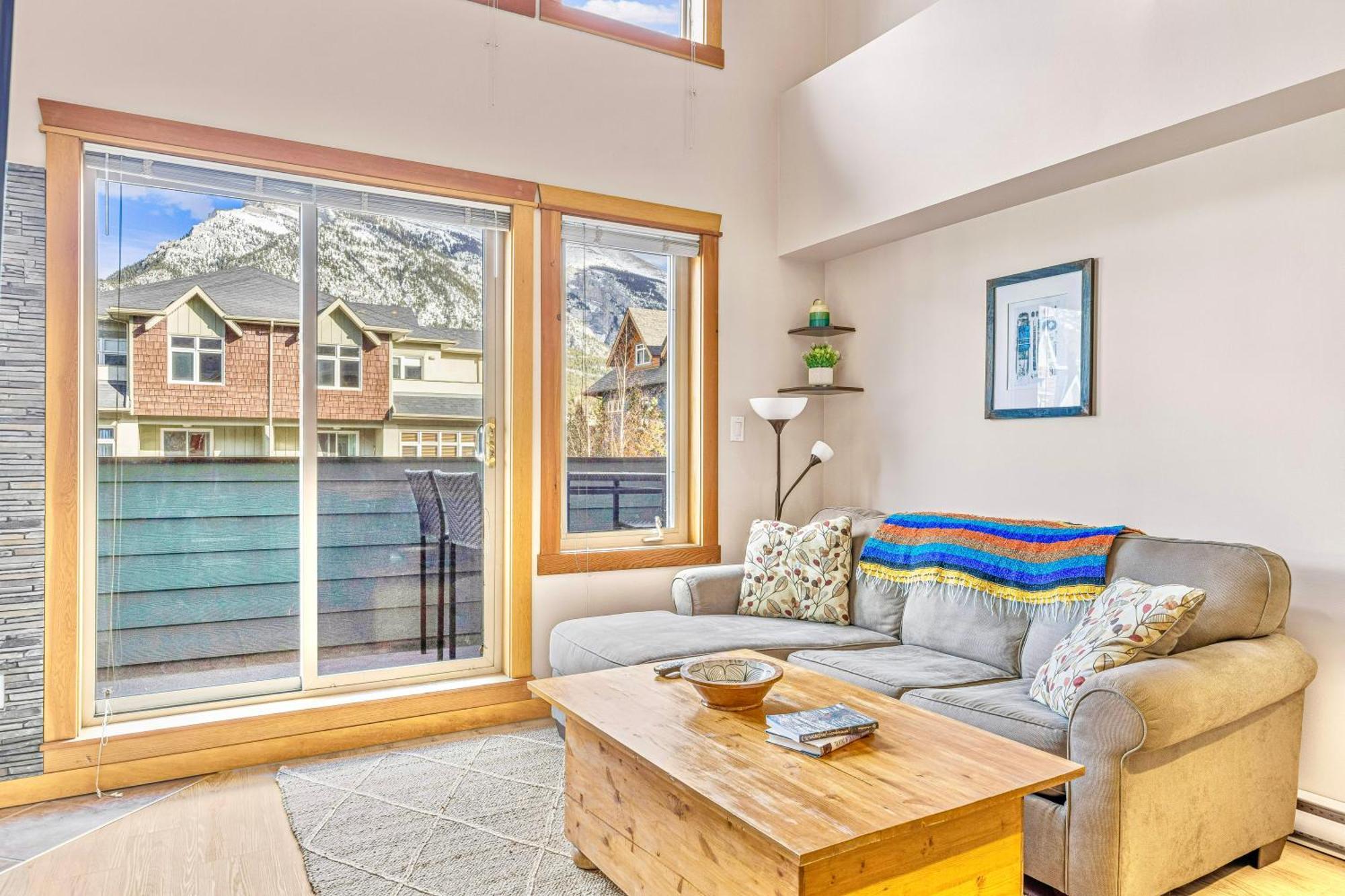 Canmore Mountain View Loft Apartment Heated Outdoor Pool Buitenkant foto