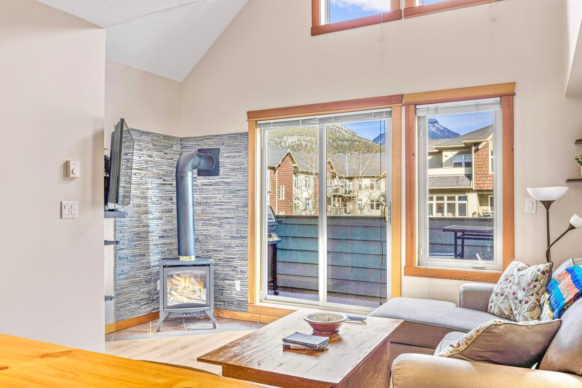 Canmore Mountain View Loft Apartment Heated Outdoor Pool Buitenkant foto