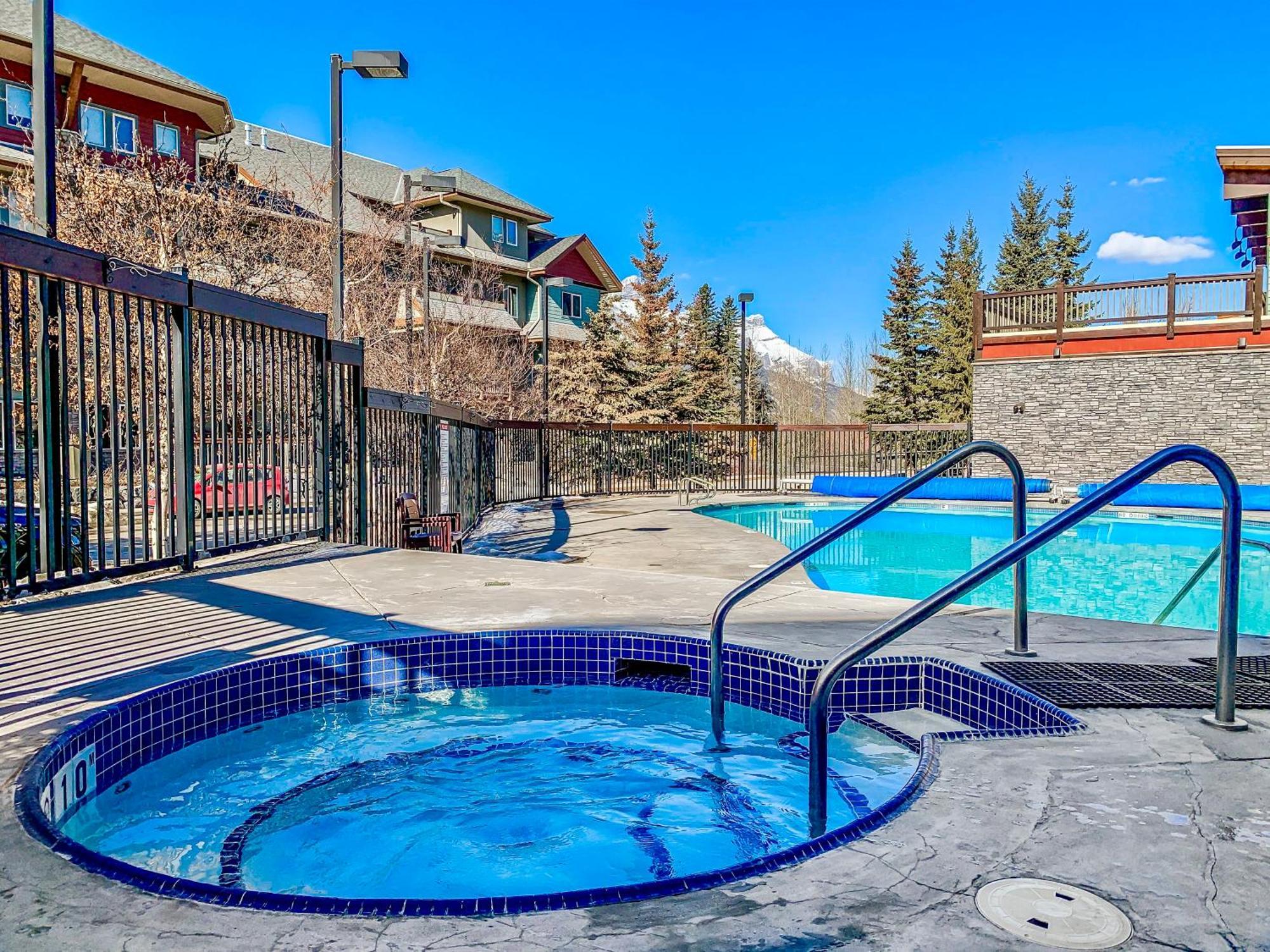 Canmore Mountain View Loft Apartment Heated Outdoor Pool Buitenkant foto