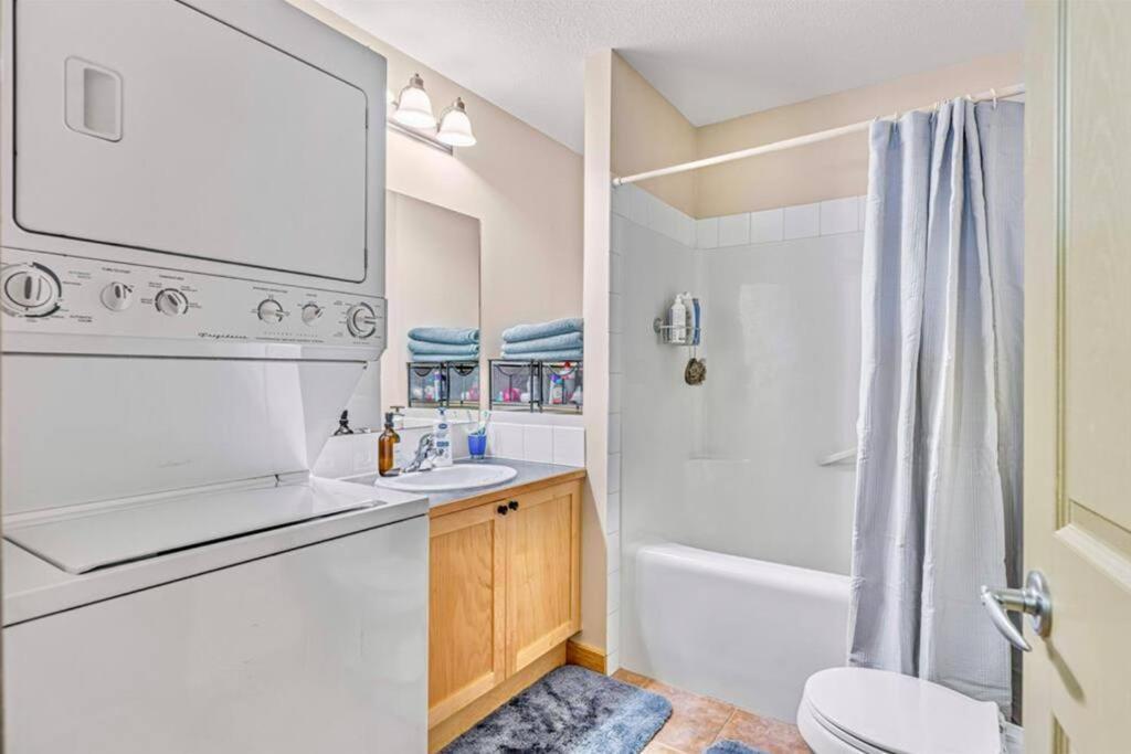 Canmore Mountain View Loft Apartment Heated Outdoor Pool Buitenkant foto