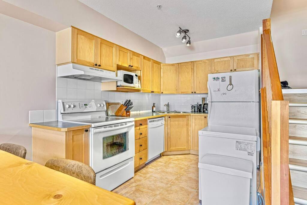 Canmore Mountain View Loft Apartment Heated Outdoor Pool Buitenkant foto