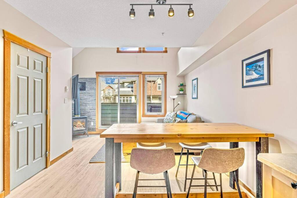 Canmore Mountain View Loft Apartment Heated Outdoor Pool Buitenkant foto