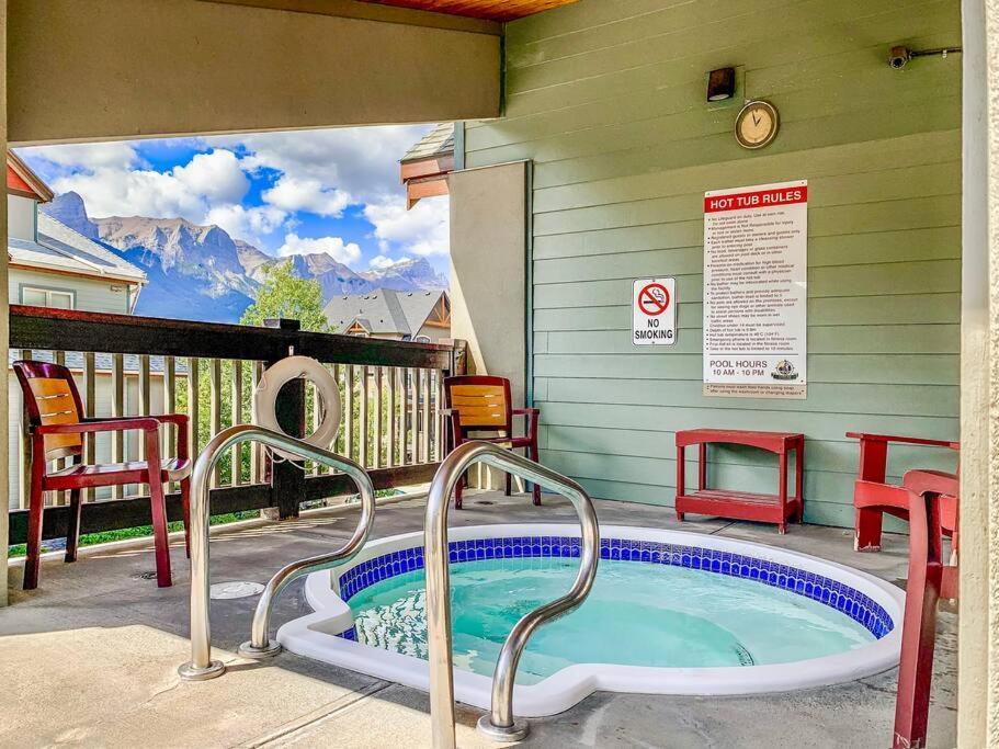 Canmore Mountain View Loft Apartment Heated Outdoor Pool Buitenkant foto